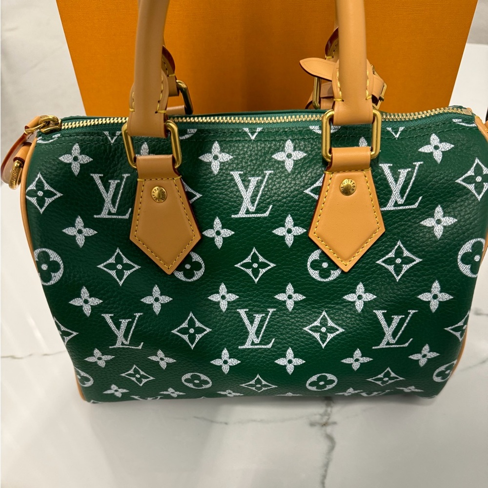 Louis Vuitton Calfskin Runway
Speedy P9 Bandoulière 25 Green Handbag Purse